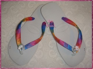 Rainbow & Snow - HavaYAna Snow customizada em cetim Rainbow e adornada de laço de cetim branco e cristais de strass.